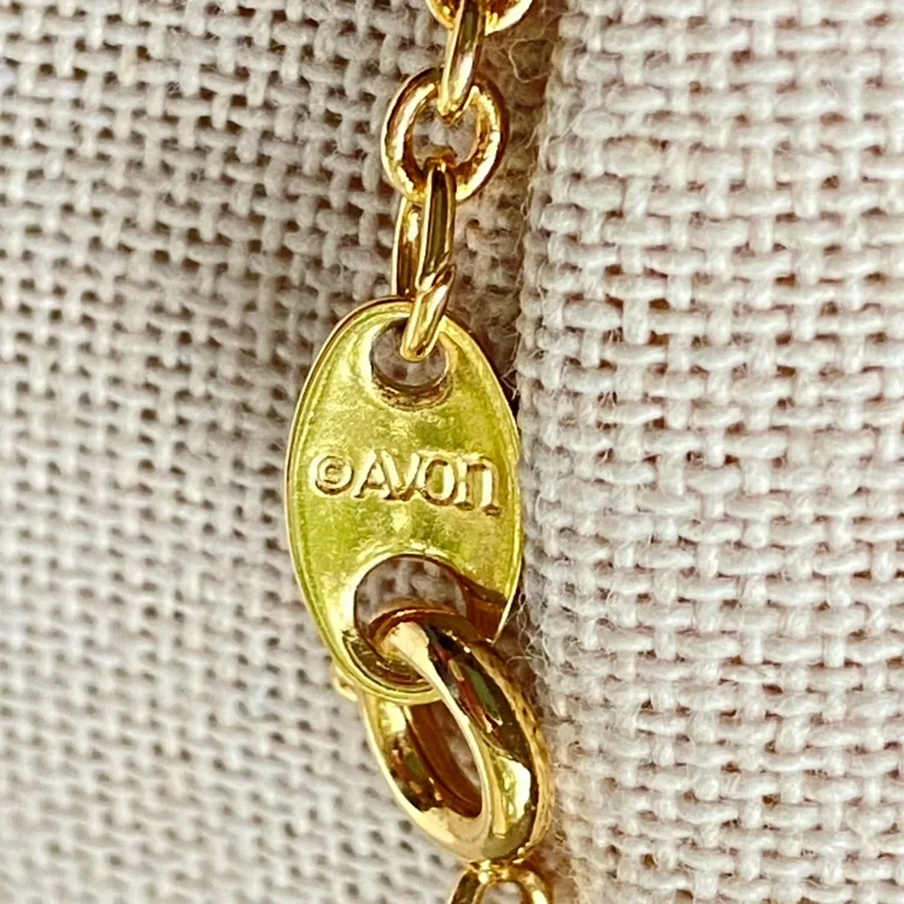 Avon Noel Christmas pendant necklace in goldtone with faux pearls and red enamel - Picture 5 of 10